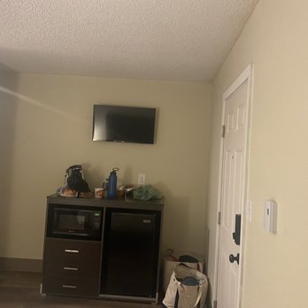 Winthrop Inn - The tv is so small you can't even see it from the bed. - Hotels Near Me - Winthrop, Washington