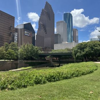 Taylor Heights - Another angle of Downtown w/ greenspace - Apartments Near Me - Houston, Texas