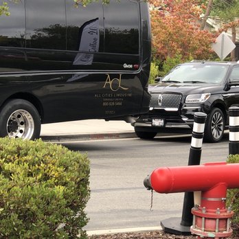 Rosewood Sand Hill - Shuttle and suv waiting curbside - Hotels Near Me - Menlo Park, California