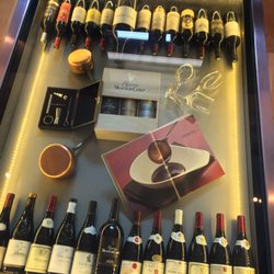 Sur Les Bois - La cave à vin du propriétaire visible (incrustée dans le sol) !