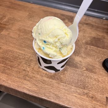 Hometown Creamery - Birthday cake and passionfruit small cup - Ice Cream & Frozen Yogurt Near Me - Wayne, New Jersey