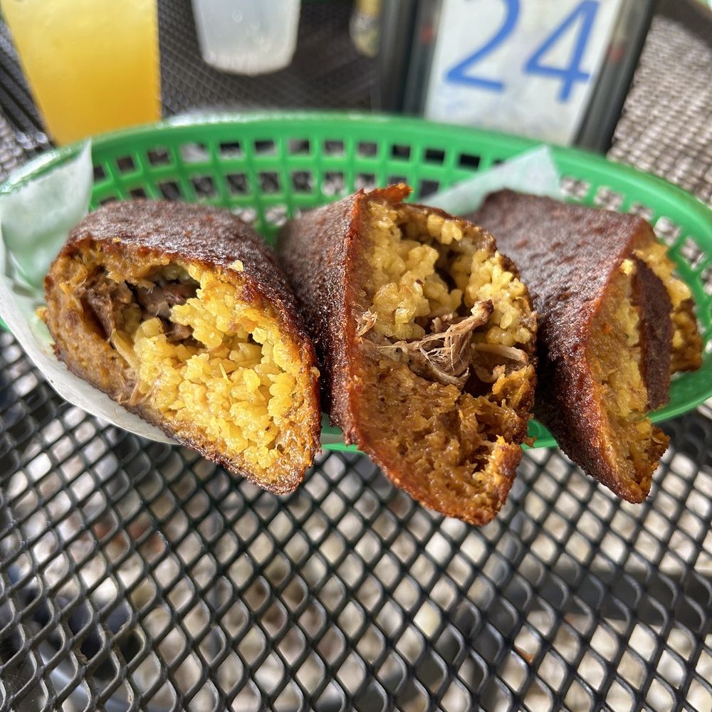 Alcapurrias rellenas con arroz con gandules y pernil. Alcapurrias rellenas con arroz con gandules y pernil.