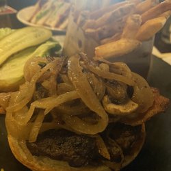 Fox & Hounds - Doorkeeper Burger no cheese and tomato with fries