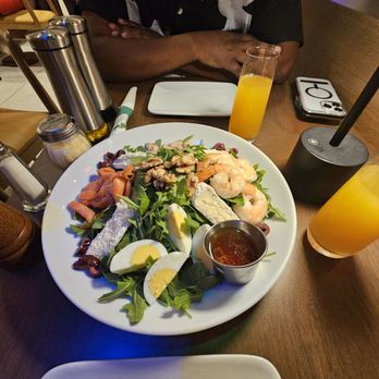 Piola - Toscanini salad on arugula, bellini mimosas, and LOTS of condiments - Pizza Near Me - Miami Beach, Florida Piola - Toscanini salad on arugula, bellini mimosas, and LOTS of condiments - Pizza Near Me - Miami Beach, Florida