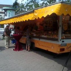 Bio-Wochenmarkt ...und Regionales - Familie Eggers mit Käse auf dem Öko-Markt am Mittwoch.
