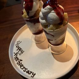Amazing mixed berry sundae! Amazing mixed berry sundae!