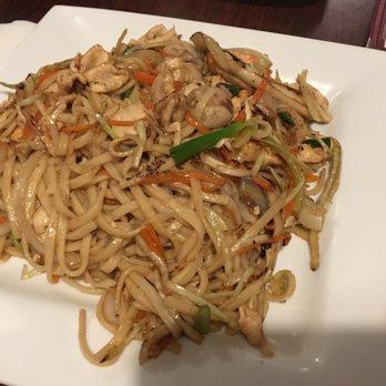 Pho Chau - Lo mein with shrimp, squid and chicken - just fried together but no flavor at all - Vietnamese Near Me - Rochester, Minnesota Pho Chau - Lo mein with shrimp, squid and chicken - just fried together but no flavor at all - Vietnamese Near Me - Rochester, Minnesota