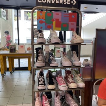 Journeys - Shoe Stores Near Me - Honolulu, Hawaii