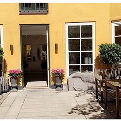 La La Lounge - Ind gennem den grønne port og nede bagerst i den gule gård ligger en lille perle.