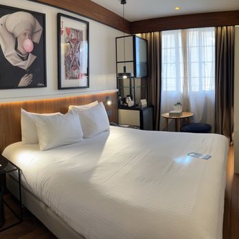 Meliá White House - Room - super small space!!! - Hotels Near Me - London, XGL
