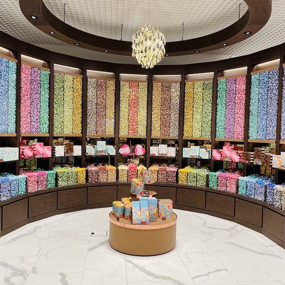Lindt Factory Outlet - Chocolatiers & Shops Near Me - Kilchberg, ZH