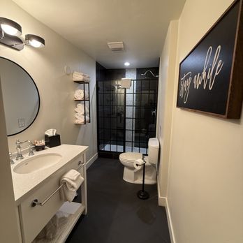 Bespoke Inn - Flagstaff - Bathroom - Hotels Near Me - Flagstaff, Arizona