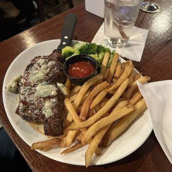Connolly’s Pub & Restaurant - Garlic & Gorgonzola steak & fries - Irish Pub Near Me - New York, New York Connolly’s Pub & Restaurant - Garlic & Gorgonzola steak & fries - Irish Pub Near Me - New York, New York