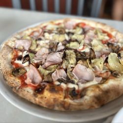 Pizzeria Pulcinella - Capricciosa pizza