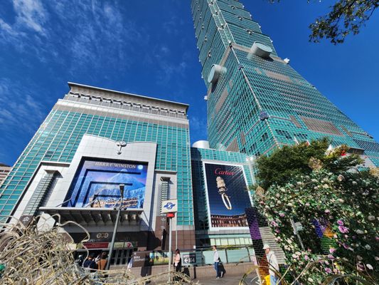 Taipei 101 by null
