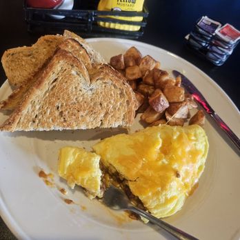 GRAYTON ROAD TAVERN - Updated December 2025 - 225 Photos & 216 Reviews