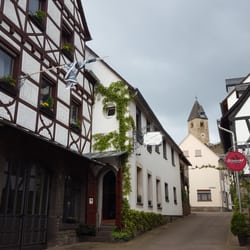 Weingut von Schleinitz - Eingang, romanischer Glockenturm aus dem 12ten Jahrhundert im Hintergrund