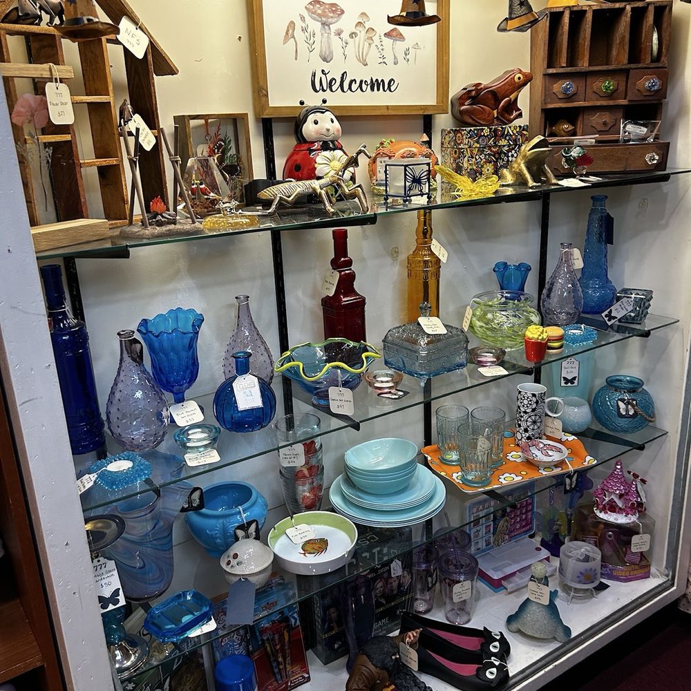 Pasadena Antique Mall - Antiques Near Me - Pasadena, California