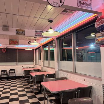Bob's Good Burger - Dining area - Burgers Near Me - Clovis, California