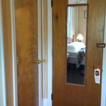 Poland Spring Resort - The Laura Bush room at the Presidential Inn- modest, pet-friendly, super clean! - Resorts Near Me - Poland, Maine
