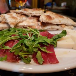 Nidaba - Foccacia com Parmesano, Bresaola y rucola