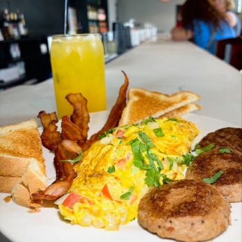 El Bar - Brunch - Sports Bars Near Me - Baltimore, Maryland