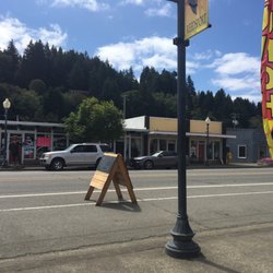 Mirror Mirror - Store front Mirror Mirror beauty salon in Reedsport
