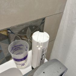 Hôtel le Bayeux - Broken soap dispenser so they just left the soap on the counter
