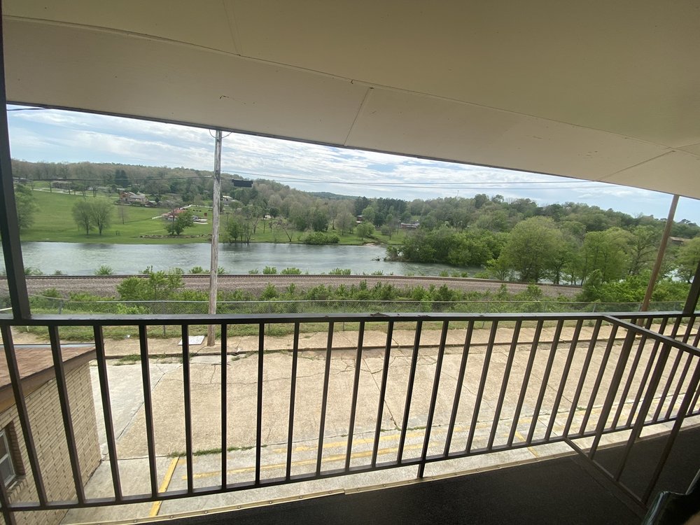 RIVERVIEW MOTEL Updated October 2024 423 S Highway 63, Mammoth