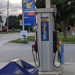 Ultramar - Sign and gas pump