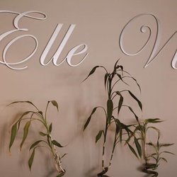 Elle Vit ~ She Lives