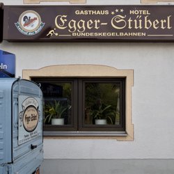 Egger-Stüberl - Firmenschild am Hauptgebäude