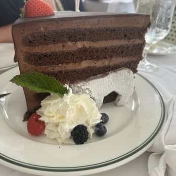 Smith & Wollensky - Chicago - Gigantic Chocolate Cake - Steakhouses Near Me - Chicago, Illinois