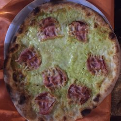 Pizzeria Woda Woda - Pistachio cream sauce