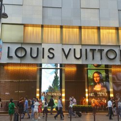 匯豐九龍卓越理財中心 - Just around the corner from the hotel is the Rodeo Drive of Hong Kong.