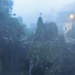 Centro Ceremonial Xochipila - la neblina baja de los bosques e inunda el centro ceremonial.