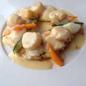 Le Petit Mousse - Feuilleté saint jacques crevette et crème de morille avec petits légumes - Seafood Near Me - La Plaine-sur-Mer, 44 Le Petit Mousse - Feuilleté saint jacques crevette et crème de morille avec petits légumes - Seafood Near Me - La Plaine-sur-Mer, 44