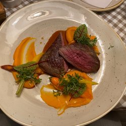 Wildhäger - Hüftsteak, Süßkartoffelpüree, Babykarotten, Jus