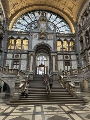 Antwerpen-Centraal station by null