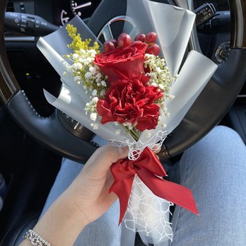 Eileen Entertainment - Single bouquet - Florists Near Me - Las Vegas, Nevada Eileen Entertainment - Single bouquet - Florists Near Me - Las Vegas, Nevada