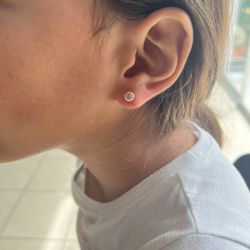 Sayulita - Perforación de lóbulo para la hija de una clienta