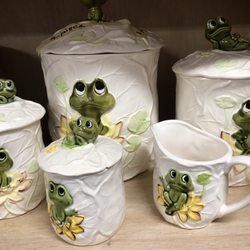 Dogs & Cats Forever Thrift Store - Cute frog set