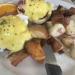Sandbar Cafe - Eggs benedict