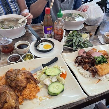 Com Tam Kieu - Com Tam Kieu (7 mon) & Com Bat Buru Ga Roti (left) - Vietnamese Near Me - San Gabriel, California