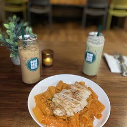 Good Days Cafe - Pasta with chicken, strawberry matcha and pumpkin latte