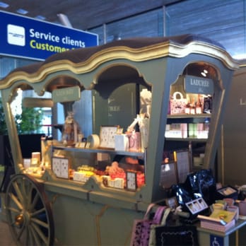 Ladurée - Laduree kiosk in CDG terminal 2, check-in area - Macarons Near Me - Roissy-en-France, 75