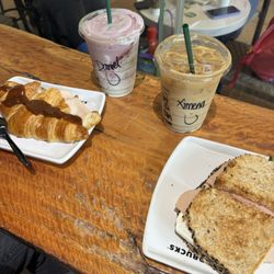 Starbucks - berry yogurt frappuccino, caramel macchiato con un pop de avellanas