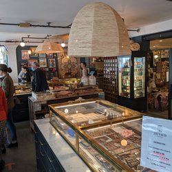 La Maison Jouvaud - Front of the shop