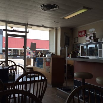 Mom's Cafe - The view of Main Street fr inside Mom's - Salad Near Me - Salina, Utah