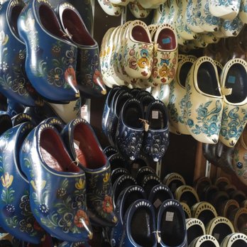 Het 1e Friese Schaatsmuseum - Even wooden clogs available hand painted at reasonable prices - Museums Near Me - Hindeloopen, FR